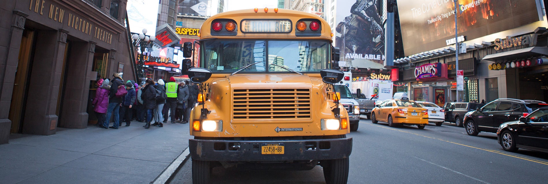 zdjęcie muzeum z zabytkowymi budynkami i grupą zwiedzających dzieci