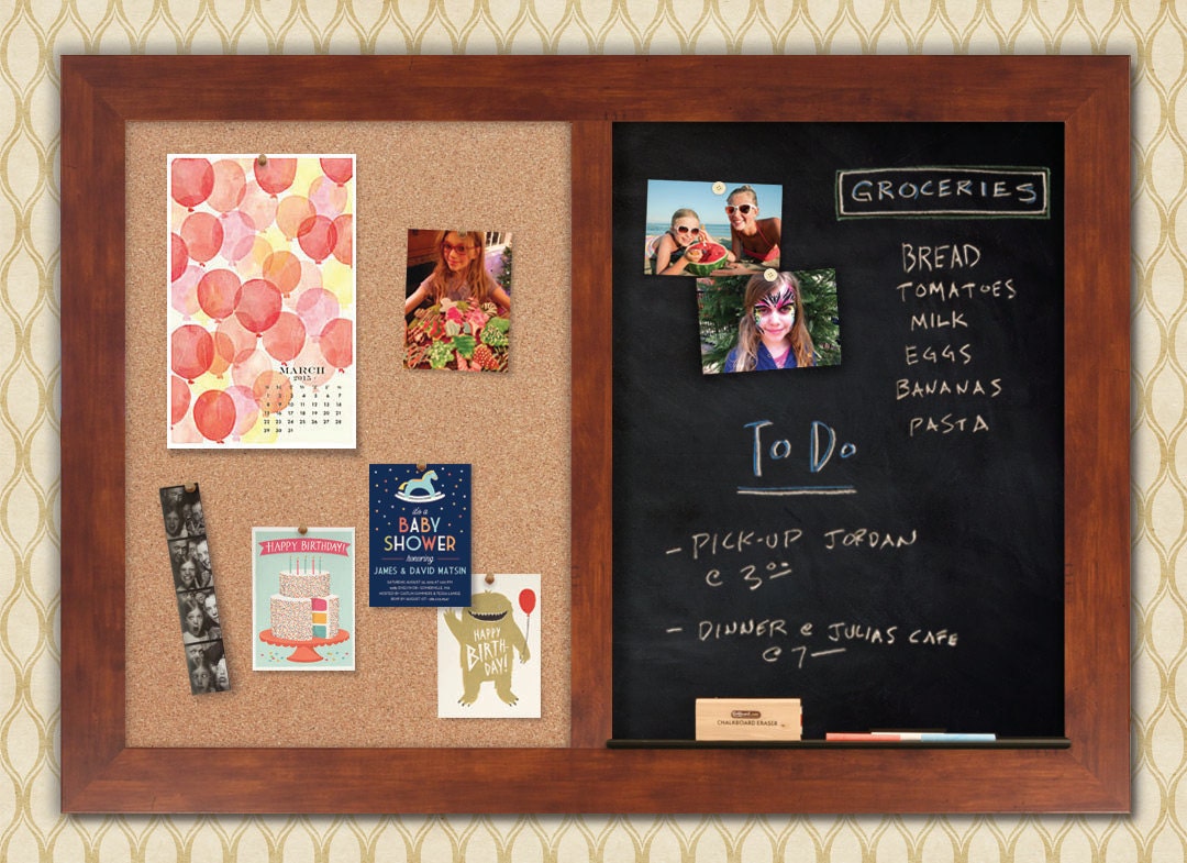 mapa świata w gazetce edukacyjnej mapa świata z flagami narysowana przez uczniów w klasie