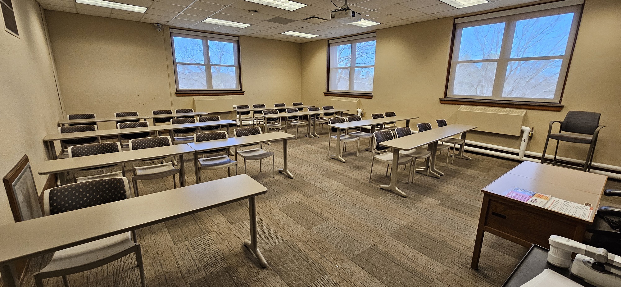 Jury ocenia fotografie wiszące na sznurkach z klamerkami na tablicy