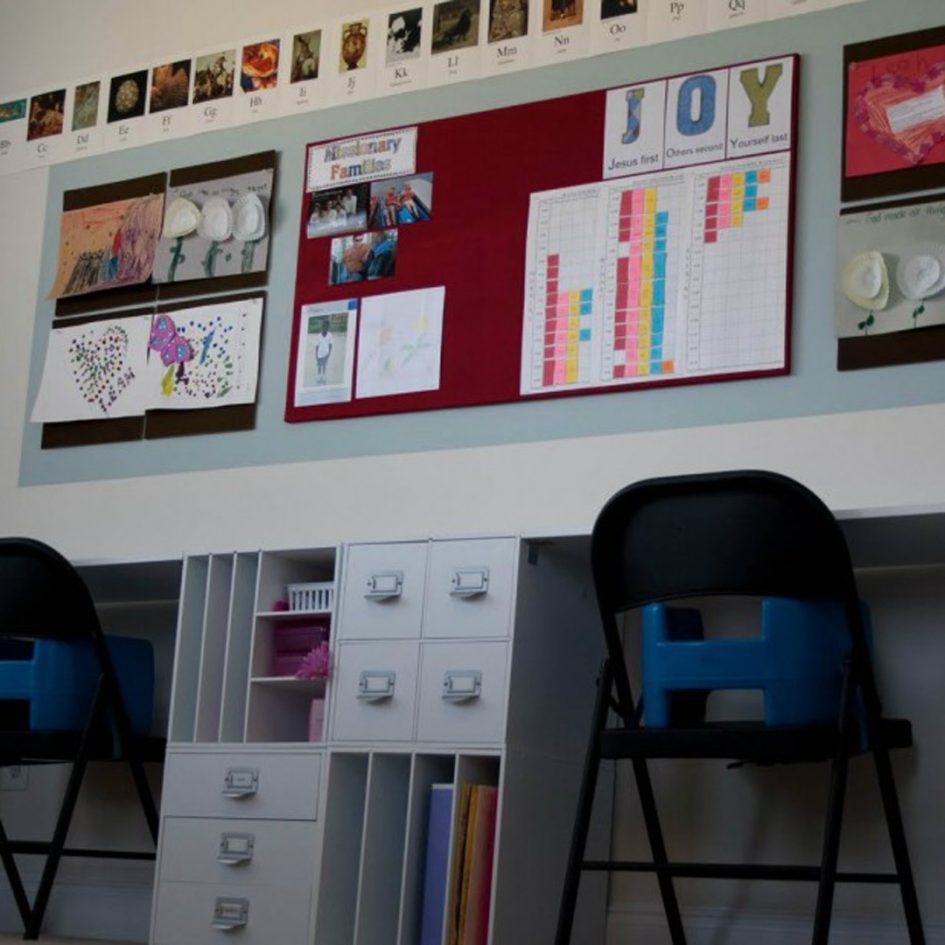 grupa uczniów w klasie klei kolorowe kartki i rysunki do tablicy